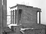 Ο ναός της Αθηνάς Νίκης μετά την αναστήλωση Μπαλάνου-Ορλάνδου (1935-40). Άποψη από τα βορειοανατολικά.